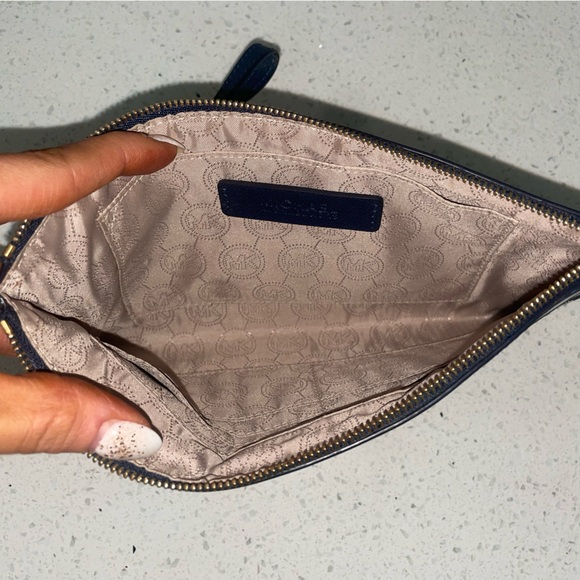 MICHAEL KORS large striped wristlet - Picture 5 of 8